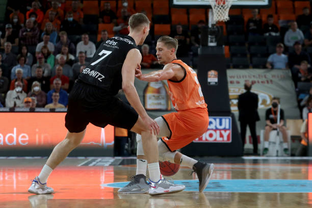 凭借什么获 凭借什么获